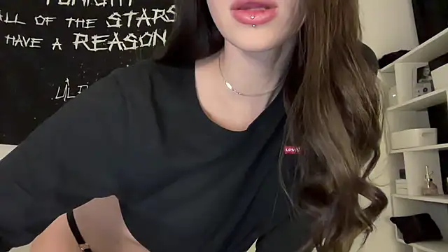 ur molly online show from October 17, 2025, 1:02 pm