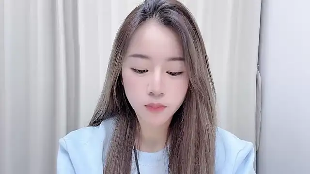 chloe-01 online show from December 29, 2024, 12:23 pm