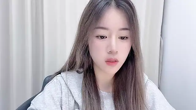 chloe-01 online show from December 5, 2024, 12:06 pm