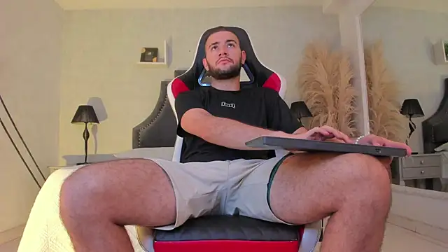 MaximusDick1  online show from May 15, 2026, 11:41 am