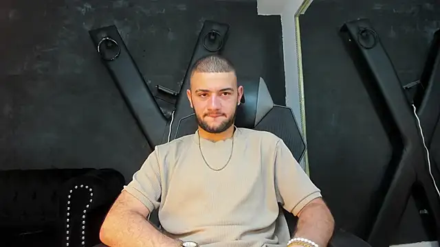 Snapshot of MaximusDick1_ chatting on September 19, 2025, 3:43 am MaximusDick1  online show from September 19, 2025, 3:43 am