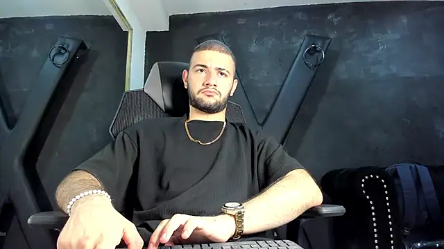 Snapshot of MaximusDick1_ chatting on October 6, 2025, 3:40 am MaximusDick1  online show from October 6, 2025, 3:40 am