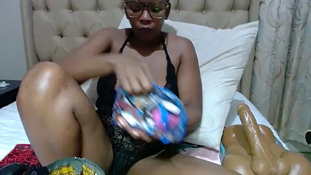 Snapshot of QUEENSHEBAxx01 chatting on October 18, 2025, 12:56 am QUEENSHEBAxx01 online show from October 18, 2025, 12:56 am