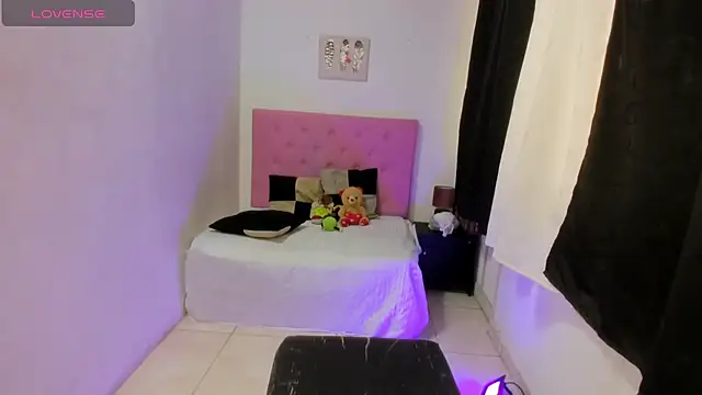 Snapshot of issa_kitty chatting on October 23, 2025, 8:18 pm issa kitty online show from October 23, 2025, 8:18 pm