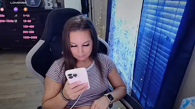 Snapshot of Brooklyn_Bee chatting on October 15, 2025, 8:50 pm Brooklyn Bee online show from October 15, 2025, 8:50 pm