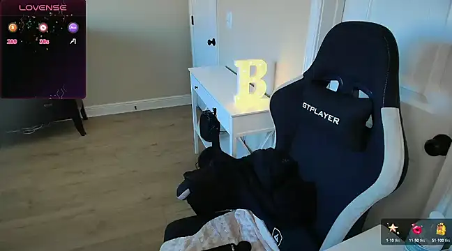 Snapshot of Brooklyn_Bee chatting on March 17, 2025, 10:19 pm Brooklyn Bee online show from March 17, 2025, 10:19 pm