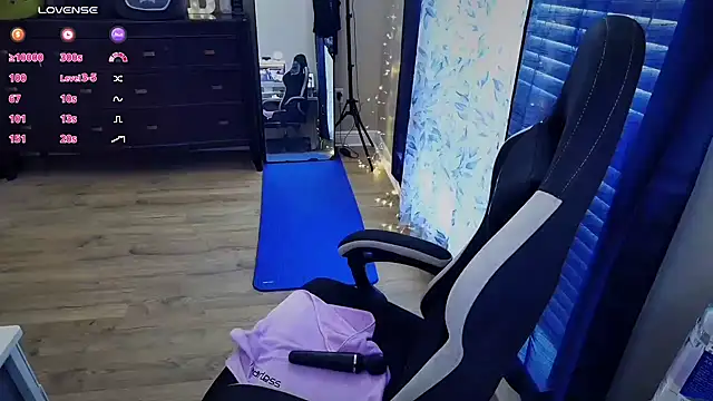 Snapshot of Brooklyn_Bee chatting on October 6, 2025, 9:04 pm Brooklyn Bee online show from October 6, 2025, 9:04 pm