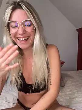 Snapshot of carlaaa chatting on October 7, 2025, 8:10 pm carlaaa online show from October 7, 2025, 8:10 pm