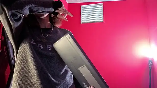 Ambar Roux  online show from March 6, 2026, 12:44 pm