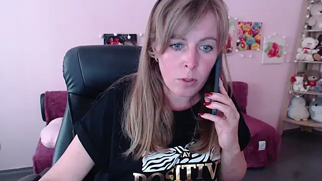 Hot Milady online show from June 2, 2026, 7:52 am