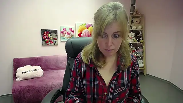 Hot Milady online show from October 2, 2025, 7:23 am