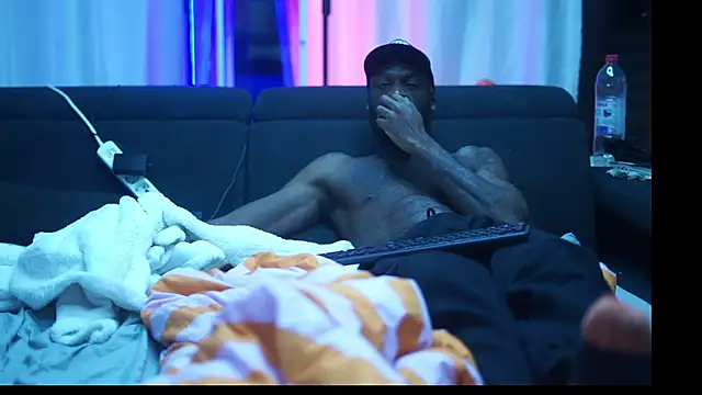 MacTroy online show from October 13, 2025, 8:32 pm