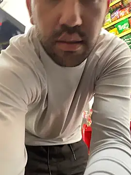 JuanZapata33 online show from April 28, 2026, 3:49 pm