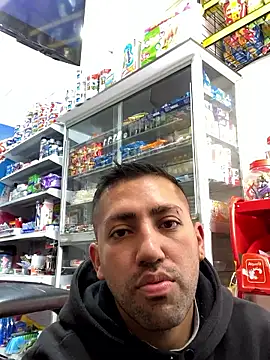 JuanZapata33 online show from April 30, 2026, 2:57 pm