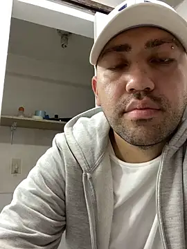 JuanZapata33 online show from October 7, 2025, 11:06 pm