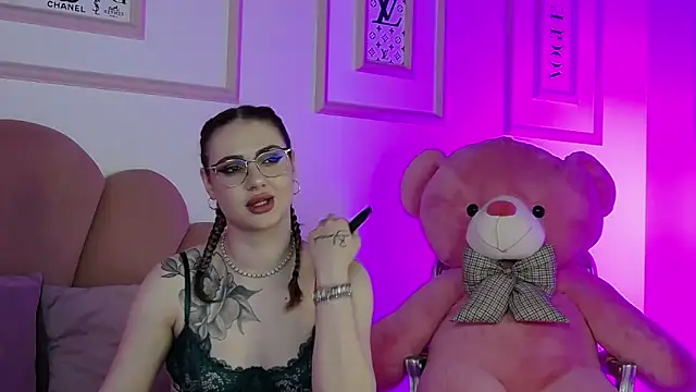 Abby  White online show from April 17, 2026, 4:32 pm