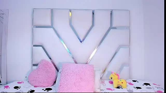  Mia Wallace online show from January 9, 2025, 8:33 pm