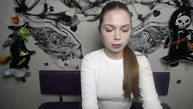 LaraPika online show from November 9, 2025, 6:01 pm