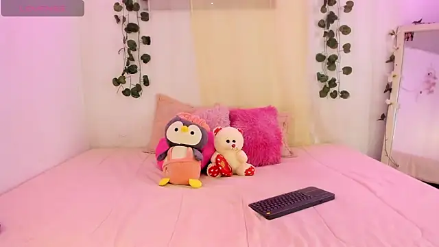 Snapshot of catalina_and_roger chatting on October 14, 2025, 11:44 am catalina and roger online show from October 14, 2025, 11:44 am