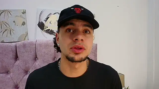 Snapshot of Amadeo_Wild chatting on February 9, 2025, 12:19 pm Amadeo Wild online show from February 9, 2025, 12:19 pm