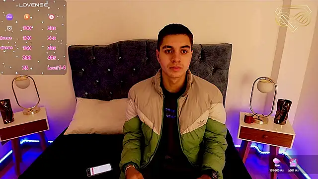 Snapshot of Amadeo_Wild chatting on December 12, 2024, 1:17 pm Amadeo Wild online show from December 12, 2024, 1:17 pm