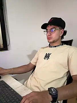 Snapshot of Amadeo_Wild chatting on January 11, 2025, 10:29 pm Amadeo Wild online show from January 11, 2025, 10:29 pm