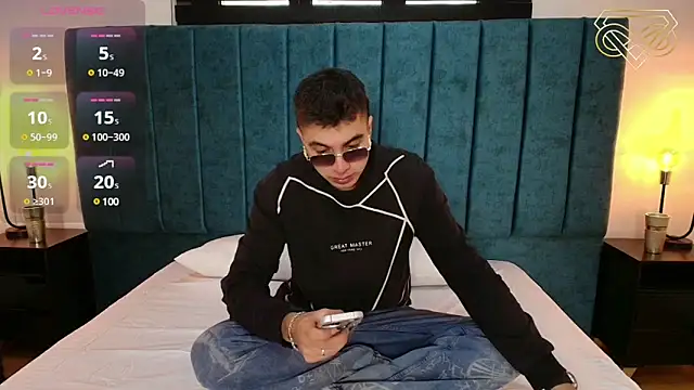Snapshot of Amadeo_Wild chatting on December 18, 2024, 5:10 pm Amadeo Wild online show from December 18, 2024, 5:10 pm