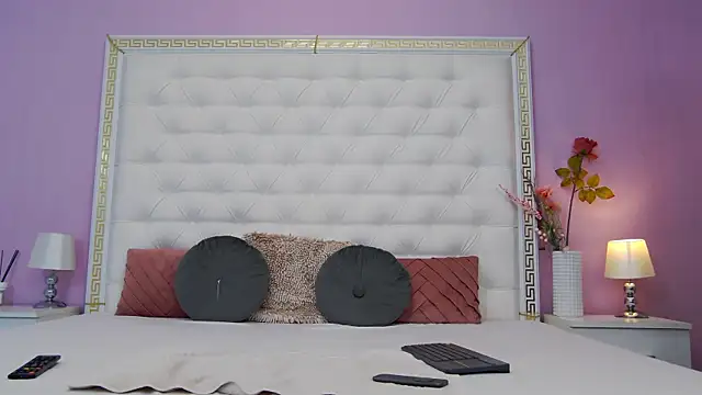 Lenna Paul online show from November 3, 2025, 4:50 am