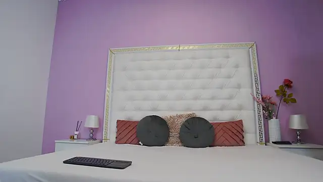 Lenna Paul online show from November 25, 2025, 4:46 am