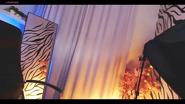 Snapshot of Fog_Foggy_Love chatting on October 24, 2025, 8:52 pm Fog Foggy Love online show from October 24, 2025, 8:52 pm