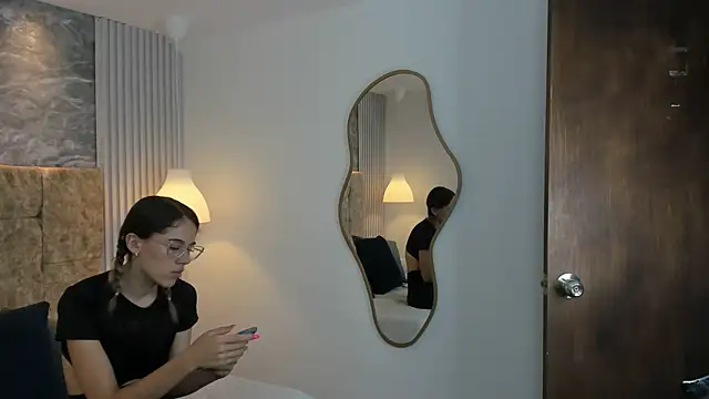 yulievans online show from March 9, 2025, 2:39 am