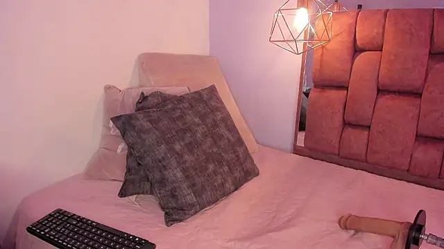 Snapshot of kristakinnky chatting on February 21, 2026, 11:45 am kristakinnky online show from February 21, 2026, 11:45 am