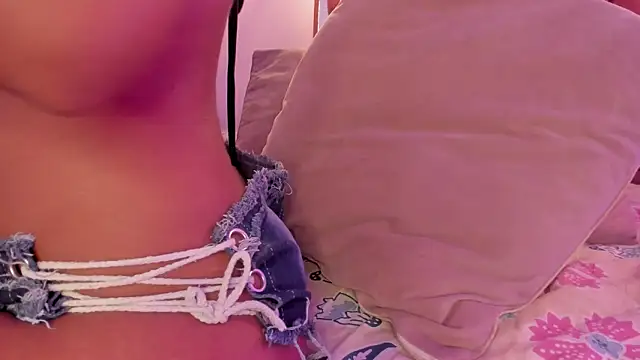 Snapshot of kristakinnky chatting on October 15, 2025, 1:41 pm kristakinnky online show from October 15, 2025, 1:41 pm