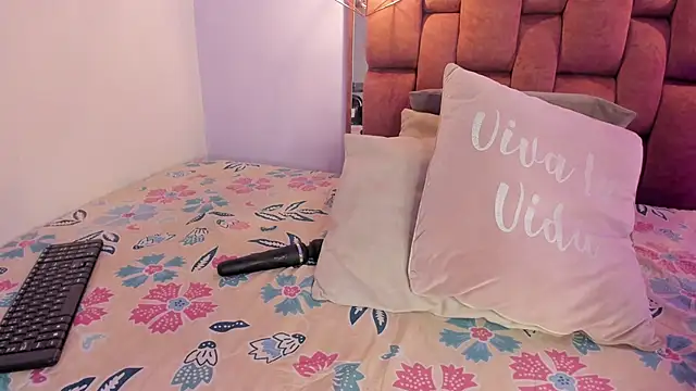 kristakinnky online show from November 25, 2025, 1:44 pm