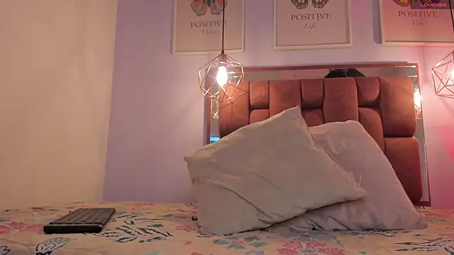 Snapshot of kristakinnky chatting on October 3, 2025, 1:45 pm kristakinnky online show from October 3, 2025, 1:45 pm