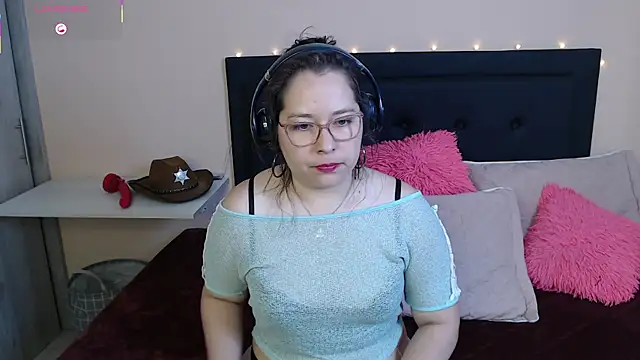 May Carlier online show from September 26, 2025, 7:43 pm