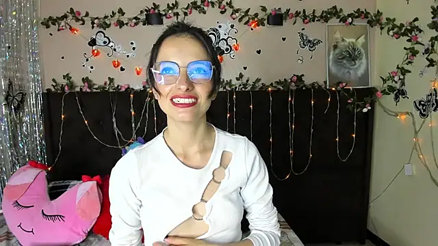 HottCandy21 online show from February 15, 2025, 7:28 pm