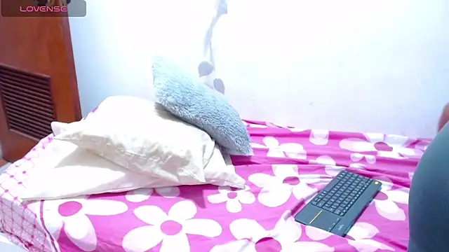 ZuryFerrari online show from November 21, 2025, 3:33 pm