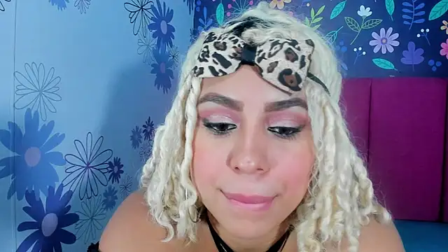 Snapshot of Lucy_White__ chatting on October 17, 2025, 8:54 pm Lucy White online show from October 17, 2025, 8:54 pm