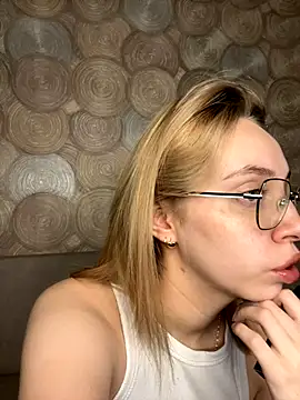 Kitty Katrine online show from December 18, 2025, 2:27 am