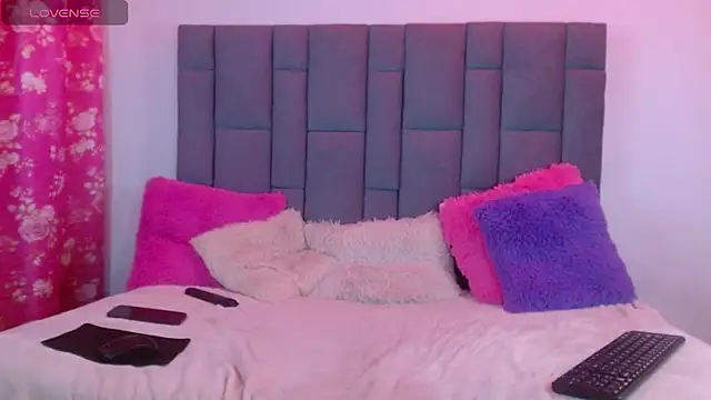 Lola Stewart20 online show from December 22, 2024, 8:03 pm