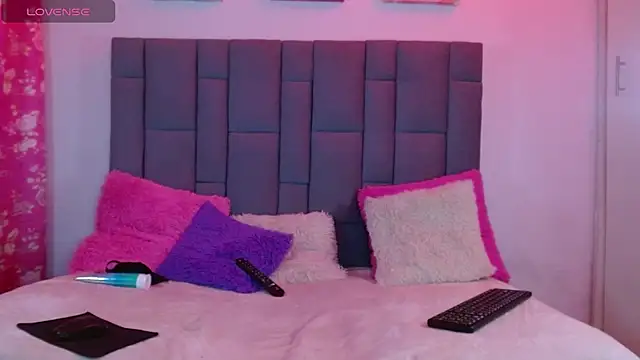 Lola Stewart20 online show from January 3, 2025, 7:50 pm