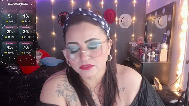 Snapshot of Ivonnee__ chatting on March 23, 2025, 6:58 am Ivonnee   online show from March 23, 2025, 6:58 am