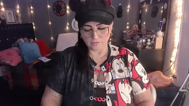 Snapshot of Ivonnee__ chatting on March 16, 2025, 3:47 am Ivonnee   online show from March 16, 2025, 3:47 am