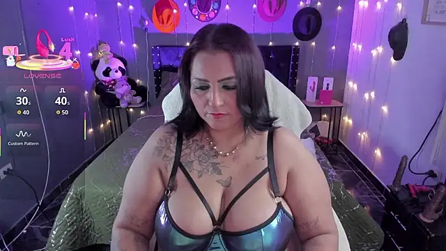 Snapshot of Ivonnee__ chatting on January 17, 2026, 10:35 pm Ivonnee online show from January 17, 2026, 10:35 pm