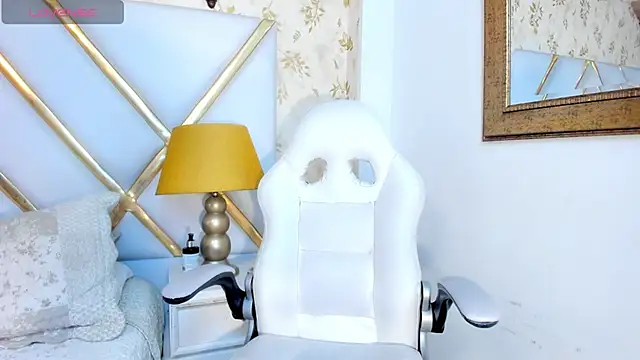 Snapshot of KimRusso_ chatting on December 20, 2024, 1:00 pm KimRusso online show from December 20, 2024, 1:00 pm