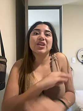 karlynoguez online show from February 6, 2025, 6:02 pm