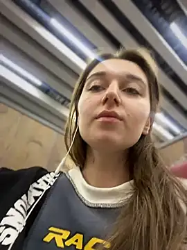 UnaMiuMiu online show from February 18, 2025, 8:16 am