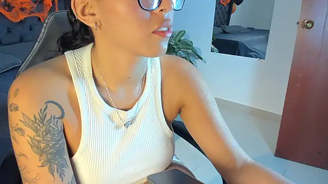 Snapshot of _maria_foxx_ chatting on October 15, 2025, 7:33 pm  maria foxx  online show from October 15, 2025, 7:33 pm