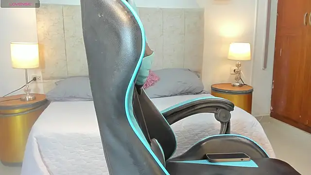  maria foxx  online show from December 5, 2025, 6:28 pm